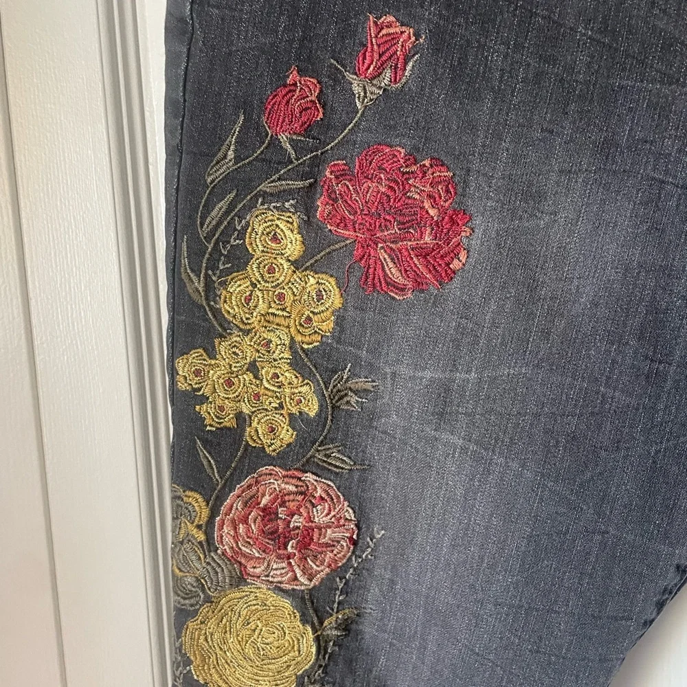 Bandolino | Lisbeth floral embroidered skinny jeans. Size 8. Stretch.